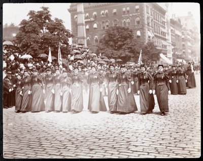 Vista de mujeres marchando en un desfile de las Hijas del Gran Ejército de la República, Nueva York, mayo de 1895 de Byron Company